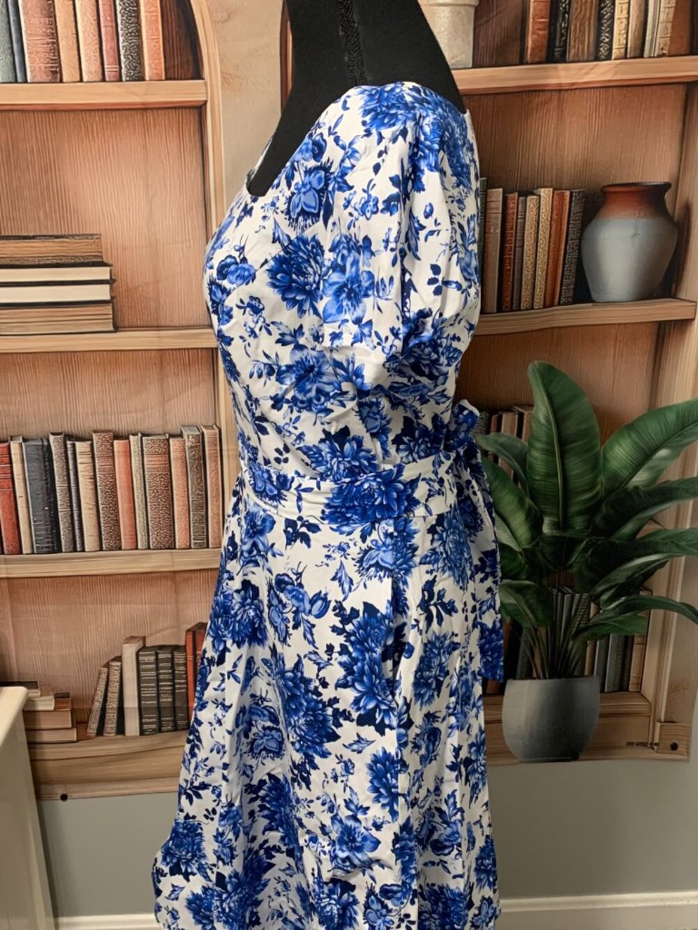 Obbue White Dress with Blue Floral Pattern size L - Picture 4 of 8